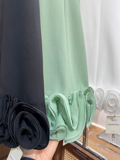 Ladies Sleeveless V-Neckline Classic Rose Decor Mini Dress